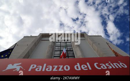©Pierre Teyssot/MAXPPP ; cerimonia di apertura del 77th° Festival del Cinema di Venezia al Lido di Venezia il 2 settembre 2020. Bandiere europee e italiane al Palazzo del Casino Â© Pierre Teyssot / Maxppp Foto Stock