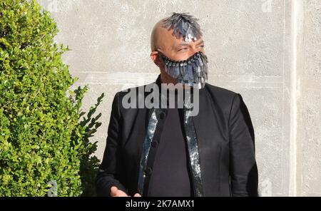 ©Pierre Teyssot/MAXPPP ; gli ospiti vengono visti fuori dall'Excelsior Hotel prima della cerimonia di apertura del 77th° Festival del Cinema di Venezia al Lido di Venezia, il 2 settembre 2020. Un ospite con una maschera metallica di uccello. Â Pierre Teyssot / Maxppp Foto Stock