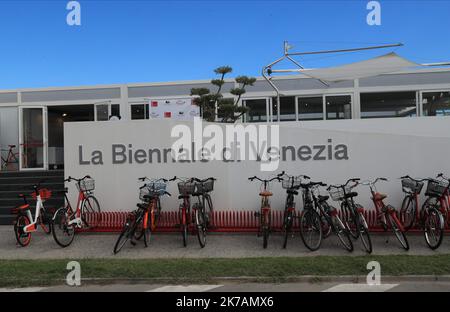 ©Pierre Teyssot/MAXPPP ; 77th Festival del Cinema di Venezia al Lido di Venezia il 2 settembre 2020. Bici fuori la biennale di Venezia Â© Pierre Teyssot / Maxppp Foto Stock