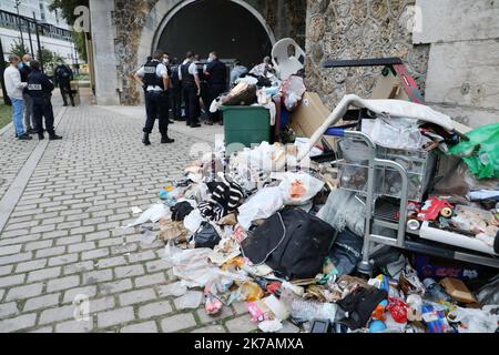 ©PHOTOPQR/LE PARISIEN/Jean-Baptiste Quentin ; Paris ; 03/09/2020 ; Rue Césaria Evora XIXeme Les toxomanes qui squattaient le tunnel de la gare Rosa-Parks (XIXe) ont été évacués ce jeudi matin. D’importants effectifs de police vont être déployés dans le quartier pour éviter les « phénomènes de report ». - Parigi, Francia, sept 3rd 2020 - i tossicodipendenti che hanno squattato il tunnel della stazione Rosa-Parks (19th ° secolo) sono stati evacuati questa mattina Giovedi. Nella zona saranno dispiegati numerosi poliziotti per evitare "fenomeni di rinvio”. Foto Stock