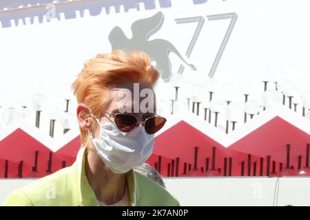 ©Pierre Teyssot/MAXPPP ; il regista spagnolo Pedro Almodovar e l'attrice britannica Tilda Swinton sono visti a piedi insieme al 77th° Festival del Cinema di Venezia al Lido di Venezia il 3 settembre 2020. Tilda Swinton Â© Pierre Teyssot / Maxppp Foto Stock