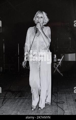 Arnaud BEINAT/Maxppp. 1980, Lorraine, Francia. Annie Cordy en concerto dans une Petite ville de Lorraine (Grand Est) au début des années 80. Annie Cordy est décédée hier à l âge de 92 ans. Foto Stock