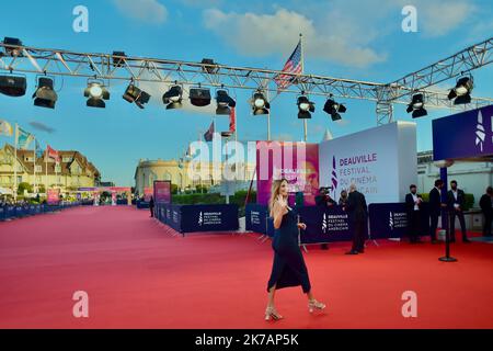 ©FRANCK CASTEL/MAXPPP - 46th cerimonia di apertura del Deauville American Film Festival DEAUVILLE, FRANCIA - 05 SETTEMBRE Ana Girardot enceinte partecipa alla cerimonia di apertura del 46th° Deauville American Film Festival il 05 2020 settembre a Deauville, Francia. Foto Stock