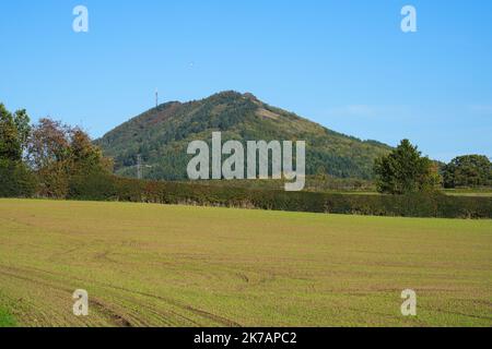 Vista della collina di Wrekin vicino a Telford in Shropshire Regno Unito che si affaccia su campi rurali con colori autunnali sugli alberi Foto Stock