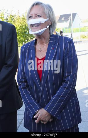 ©PHOTOPQR/VOIX DU NORD/COURBE ; 07/09/2020 ; Sophie Cluzel avec masque inclusif Secrétaire d’Etat chargée des Personnes handicap apées Visite l’Unité d’enseignement en Maternelle Autisme (UEMA) au sein de l’école Jules Verne. LENTE LE 7 SETTEMBRE 2020. FOTO SEVERINE COURBE LA VOIX DU NORD - 2020/09/07. Sophie Cluzel, Segretario di Stato per le persone con disabilità, indossa una maschera inclusiva Foto Stock