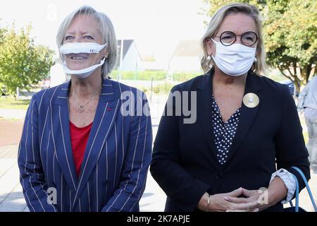 ©PHOTOPQR/VOIX DU NORD/COURBE ; 07/09/2020 ; Sophie Cluzel avec masque inclusif Secrétaire d’Etat chargée des Personnes handicap apées Visite l’Unité d’enseignement en Maternelle Autisme (UEMA) au sein de l’école Jules Verne. LENTE LE 7 SETTEMBRE 2020. FOTO SEVERINE COURBE LA VOIX DU NORD - 2020/09/07. Sophie Cluzel, Segretario di Stato per le persone con disabilità, indossa una maschera inclusiva Foto Stock