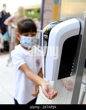 ©PHOTOPQR/NICE MATIN/Jean Francis Ottonello ; Monaco ; 07/09/2020 ; OTTONELLO JEAN-FRANCOIS - lundi 7 settembre 2020 à Monaco - Rentrée scolaire 2020 dans les établissements monégasques où le port du masque est imposé à partir de l'âge de 6 ans - à l'école de Fontvieille avec une classe de cm2 - 2020/09/07. Sophie Cluzel, Segretario di Stato per le persone con disabilità, indossa una maschera inclusiva Foto Stock