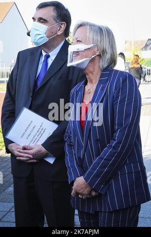 ©PHOTOPQR/VOIX DU NORD/COURBE ; 07/09/2020 ; Sophie Cluzel Secrétaire d’Etat chargée des Personnes handicap apées Visite l’Unité d’enseignement en Maternelle Autisme (UEMA) au sein de l’école Jules Verne. LENTE LE 7 SETTEMBRE 2020. FOTO SEVERINE COURBE LA VOIX DU NORD - 2020/09/07. Sophie Cluzel, Segretario di Stato per le persone con disabilità, indossa una maschera inclusiva Foto Stock