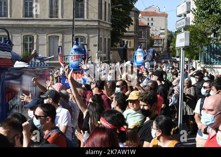 ©PHOTOPQR/LE PROGRES/Joël PHILIPPON - Lione 12/09/2020 - Passage Croix-Rousse caravane Tour de France 2020 à Lione 12 settembre -Passage de la caravane du Tour de France 2020 à la Croix-Rousse. Enormément de monde pour le passage de la caravane. 2020/09/12. TOUR DE FRANCE TAPPA 14. Foto Stock