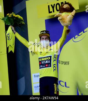 ©PHOTOPQR/LE PROGRES/Philippe TRIAS - 12/09/2020 - 14ème étape du tour, Lione, 12 settembre 2020. -14ème étape du tour de France Clermont-Ferrand Lione. Primoz Roglic conserve le maillot jaune a l'arrivée. 2020/09/12. Tour de France, tappa 14. Foto Stock