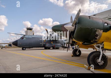 Arnaud BEINAT/Maxppp. 2020/09/11, Orléans, Francia. Un avion cargo Transall et un Beechcraft 18 de collection, Durant la journée anniversaire des 75 ans de l'escadron de transport de l'armée de l'air Poitou qui appartient au commandement des opérazioni spéciales. Foto Stock