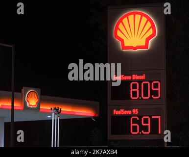 Varsavia, Polonia. 17th Ott 2022. Una stazione di servizio Shell è vista con i prezzi pubblicizzati per il carburante normale e diesel a Varsavia, Polonia, il 21 settembre 2022. I prezzi del carburante sono saliti lunedì con il carburante diesel in aumento di nuovo al di sopra di 8 Zloty polacco al litro. I prezzi del carburante sono saliti lunedì con il carburante diesel che ha superato di nuovo le otto zloty polacche al litro. (Foto di Jaap Arriens/Sipa USA) Credit: Sipa USA/Alamy Live News Foto Stock