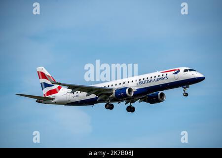 Aeroporto Schiphol di Amsterdam, AMS, aereo in avvicinamento a Kaagbaan, pista, G-LCAC, British Airways Embraer ERJ-190 Foto Stock