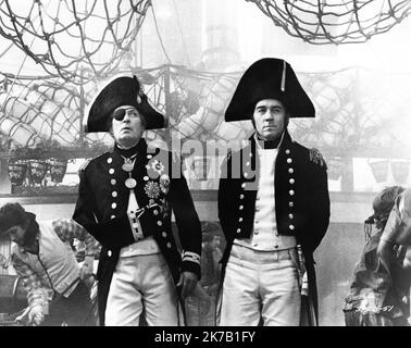 PETER FINCH come ammiraglio Lord Horatio Nelson e MICHAEL JAYSTON come Capitano Hardy sul ponte di H.M.S. Vittoria in BEQUEST ALLA NAZIONE 1973 regista JAMES CELLAN JONES play / sceneggiatura Terence Rattigan musica Michel Legrand costume design Margaret Furse Hal Wallis Productions / Universal Pictures Foto Stock