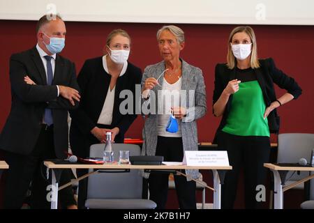 ©PHOTOPQR/VOIX DU NORD/Ludovic Maillard ; 21/09/2020 ; Bethune le 21.09.2020, la ministre du Travail Elisabeth Borne et la ministre deleguee a l Industrie, Agnes Pannier-Runacher a l hotel communautaire et a l usine Bridgestone. La fabbrica Bridgestone a Bethune, nel nord della Francia, il 21 settembre 2020, in seguito all'annuncio della chiusura del sito. Il Ministro francese del lavoro Elisabeth Borne e il Ministro francese dell'industria junior Agnes Pannier-Runacher Foto Stock