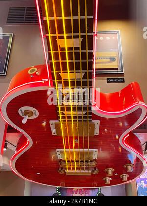 La chitarra gigante decora l'ingresso all'Hard Rock Cafe, NYC, USA 2022 Foto Stock