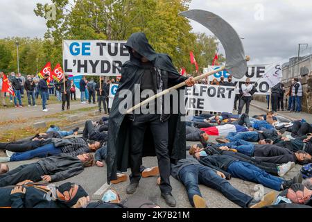 ©PHOTOPQR/L'EST REPUBLICAIN/MICHAEL DESPREZ ; BELFORT ; 24/09/2020 ; MANIFESTAZIONE - SYNDICAT - CGT - CFE CGC - CFDT - FO - SUD INDUSTRIE FRANCHE-COMTE - GE - GENERAL ELECTRIC. Belfort 24/09/2020. Manifestion des salariés de General Electric Hydro à l'appel de l'intersyndicale devant le site des 3 Chênes à Belfort. Photo Michaël Desprez - 2020/09/24. I dipendenti della General Electric Hydro protestano contro la chiamata dell'Inter Foto Stock