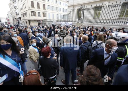 ©PHOTOPQR/LA PROVENCE/SPEICH Frédéric ; Marseille ; 25/09/2020 ; manifestation à l'appel de l'Union des métiers et des Industries de l'hôtellerie (Umih) et la Chambre de commerce et d'industrie (CCI), devant le tribunal de commerce de Marseille, Pour protester contre la décision du gouvernement de fermer les bars et restaurants de la Métropole Aix Marseille dans un contestte de crise sanitaire dûe au Coronavirus (Covid 19) - Marseille, France, sept 25th 2020 - dimostrazioni di proprietari, Lavoratori e sostenitori di ristoranti e bar di Marsiglia contro covid-19 ristrutturazioni del governo. H Foto Stock