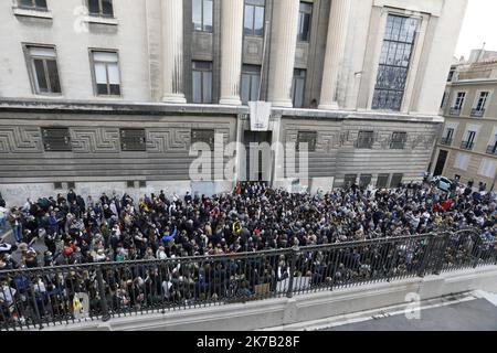 ©PHOTOPQR/LA PROVENCE/SPEICH Frédéric ; Marseille ; 25/09/2020 ; manifestation à l'appel de l'Union des métiers et des Industries de l'hôtellerie (Umih) et la Chambre de commerce et d'industrie (CCI), devant le tribunal de commerce de Marseille, Pour protester contre la décision du gouvernement de fermer les bars et restaurants de la Métropole Aix Marseille dans un contestte de crise sanitaire dûe au Coronavirus (Covid 19) - Marseille, France, sept 25th 2020 - dimostrazioni di proprietari, Lavoratori e sostenitori di ristoranti e bar di Marsiglia contro covid-19 ristrutturazioni del governo. H Foto Stock