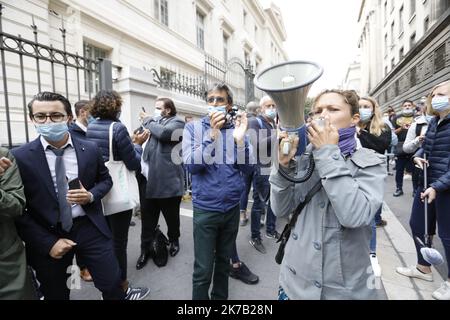 ©PHOTOPQR/LA PROVENCE/SPEICH Frédéric ; Marseille ; 25/09/2020 ; manifestation à l'appel de l'Union des métiers et des Industries de l'hôtellerie (Umih) et la Chambre de commerce et d'industrie (CCI), devant le tribunal de commerce de Marseille, Pour protester contre la décision du gouvernement de fermer les bars et restaurants de la Métropole Aix Marseille dans un contestte de crise sanitaire dûe au Coronavirus (Covid 19) - Marseille, France, sept 25th 2020 - dimostrazioni di proprietari, Lavoratori e sostenitori di ristoranti e bar di Marsiglia contro covid-19 ristrutturazioni del governo. H Foto Stock