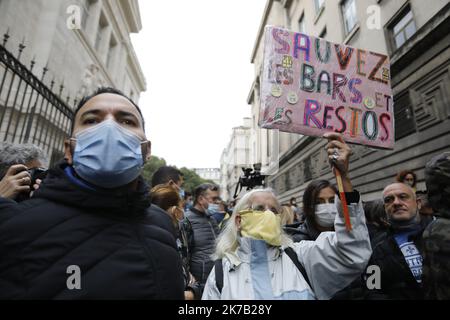 ©PHOTOPQR/LA PROVENCE/SPEICH Frédéric ; Marseille ; 25/09/2020 ; manifestation à l'appel de l'Union des métiers et des Industries de l'hôtellerie (Umih) et la Chambre de commerce et d'industrie (CCI), devant le tribunal de commerce de Marseille, Pour protester contre la décision du gouvernement de fermer les bars et restaurants de la Métropole Aix Marseille dans un contestte de crise sanitaire dûe au Coronavirus (Covid 19) - Marseille, France, sept 25th 2020 - dimostrazioni di proprietari, Lavoratori e sostenitori di ristoranti e bar di Marsiglia contro covid-19 ristrutturazioni del governo. H Foto Stock