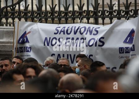 ©PHOTOPQR/LA PROVENCE/SPEICH Frédéric ; Marseille ; 25/09/2020 ; manifestation à l'appel de l'Union des métiers et des Industries de l'hôtellerie (Umih) et la Chambre de commerce et d'industrie (CCI), devant le tribunal de commerce de Marseille, Pour protester contre la décision du gouvernement de fermer les bars et restaurants de la Métropole Aix Marseille dans un contestte de crise sanitaire dûe au Coronavirus (Covid 19) - Marseille, France, sept 25th 2020 - dimostrazioni di proprietari, Lavoratori e sostenitori di ristoranti e bar di Marsiglia contro covid-19 ristrutturazioni del governo. H Foto Stock