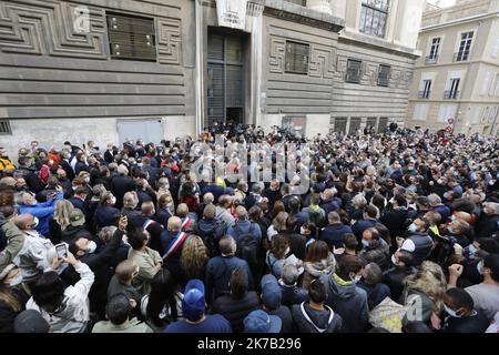 ©PHOTOPQR/LA PROVENCE/SPEICH Frédéric ; Marseille ; 25/09/2020 ; manifestation à l'appel de l'Union des métiers et des Industries de l'hôtellerie (Umih) et la Chambre de commerce et d'industrie (CCI), devant le tribunal de commerce de Marseille, Pour protester contre la décision du gouvernement de fermer les bars et restaurants de la Métropole Aix Marseille dans un contestte de crise sanitaire dûe au Coronavirus (Covid 19) - Marseille, France, sept 25th 2020 - dimostrazioni di proprietari, Lavoratori e sostenitori di ristoranti e bar di Marsiglia contro covid-19 ristrutturazioni del governo. H Foto Stock