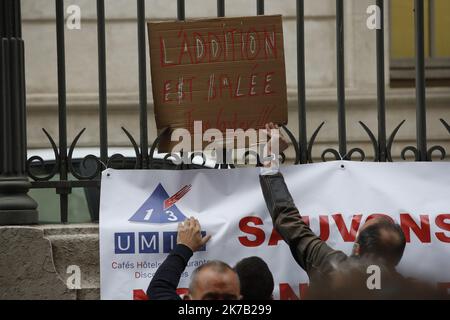 ©PHOTOPQR/LA PROVENCE/SPEICH Frédéric ; Marseille ; 25/09/2020 ; manifestation à l'appel de l'Union des métiers et des Industries de l'hôtellerie (Umih) et la Chambre de commerce et d'industrie (CCI), devant le tribunal de commerce de Marseille, Pour protester contre la décision du gouvernement de fermer les bars et restaurants de la Métropole Aix Marseille dans un contestte de crise sanitaire dûe au Coronavirus (Covid 19) - Marseille, France, sept 25th 2020 - dimostrazioni di proprietari, Lavoratori e sostenitori di ristoranti e bar di Marsiglia contro covid-19 ristrutturazioni del governo. H Foto Stock