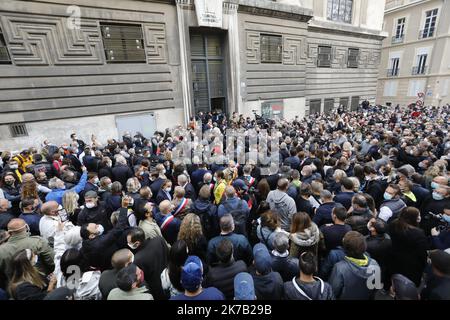 ©PHOTOPQR/LA PROVENCE/SPEICH Frédéric ; Marseille ; 25/09/2020 ; manifestation à l'appel de l'Union des métiers et des Industries de l'hôtellerie (Umih) et la Chambre de commerce et d'industrie (CCI), devant le tribunal de commerce de Marseille, Pour protester contre la décision du gouvernement de fermer les bars et restaurants de la Métropole Aix Marseille dans un contestte de crise sanitaire dûe au Coronavirus (Covid 19) - Marseille, France, sept 25th 2020 - dimostrazioni di proprietari, Lavoratori e sostenitori di ristoranti e bar di Marsiglia contro covid-19 ristrutturazioni del governo. H Foto Stock