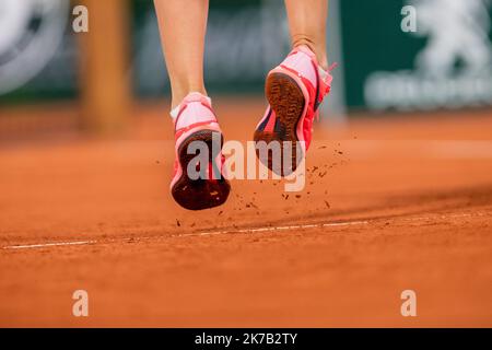 Aurelien Morissard / IP3; Anett KONTAVEIT (EST) serve contro Caroline GARCIA (fra) nel campo di Philippe Chatrier nel primo round del torneo francese di tennis Open al Roland Garros di Parigi, 27th giugno 2020. Foto Stock