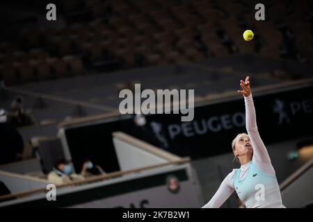 Aurelien Morissard / IP3; Anett KONTAVEIT (EST) serve contro Caroline GARCIA (fra) nel campo di Philippe Chatrier nel primo round del torneo francese di tennis Open al Roland Garros di Parigi, 27th giugno 2020. Foto Stock