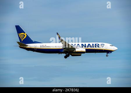 Aeroporto Schiphol di Amsterdam, AMS, aereo in avvicinamento a Kaagbaan, pista, EI-EBE, Ryanair Boeing 737-800 Foto Stock