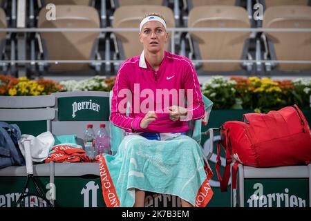 Aurelien Morissard / IP3; atteggiamento di Petra KVITOVA (CZE) durante la sua partita contro Oceane DODIN (fra) nel campo di Philippe Chatrier nel primo round del torneo francese di tennis Open al Roland Garros di Parigi, 28th giugno 2020. Foto Stock