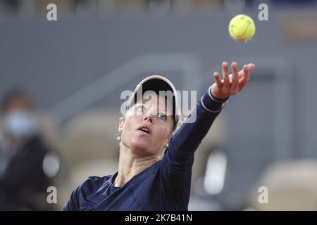 ©Sebastien Muylaert/MAXPPP - Laura Siegemund di Germania serve durante il primo round di Women's Singles contro Kristina Mladenovic di Francia il terzo giorno del 2020° French Open al Roland Garros di Parigi, Francia. 29.09.2020 Foto Stock