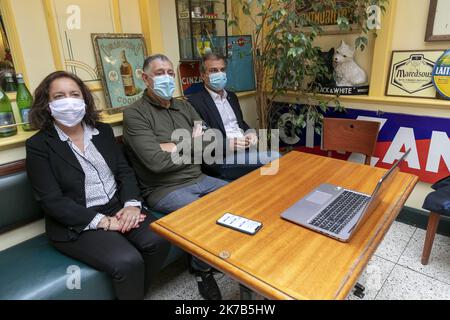 ©PHOTOPQR/LA PROVENCE/SPEICH Frédéric ; Marseille ; 02/10/2020 ; manifestion de restaurateurs et d'entrepreneurs de l'UMIH de la CGPME 13 et de l'UPE 13 devant la Préfecture contre la fermeture des bars et des ristoranti en raison de l'épidémie de Covid 19 Goucidée par le Bernard président de l'UMIH et Jean-Luc CHAUVIN président de la CCI en visio-conférence avec le ministre de la Santé Olivier VERAN - Marsiglia, Francia, ottobre 2nd 2020 dimostrazione da parte dei boss e personale di bar e ristoranti chiusi per combattere la diffusione di covid-19 Foto Stock