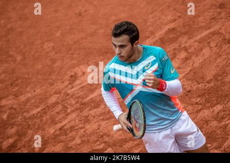 Aurelien Morissard / IP3; Hugo GASTON (fra) reagisce durante la sua partita contro Stan WAWRINKA (sui) nel campo di Suzanne Lenglen al terzo round del torneo di tennis francese Open al Roland Garros di Parigi, 2nd ottobre 2020. Foto Stock