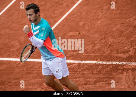 Aurelien Morissard / IP3; Hugo GASTON (fra) reagisce durante la sua partita contro Stan WAWRINKA (sui) nel campo di Suzanne Lenglen al terzo round del torneo di tennis francese Open al Roland Garros di Parigi, 2nd ottobre 2020. Foto Stock
