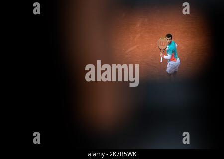 Aurelien Morissard / IP3; Hugo GASTON (fra) reagisce durante la sua partita contro Stan WAWRINKA (sui) nel campo di Suzanne Lenglen al terzo round del torneo di tennis francese Open al Roland Garros di Parigi, 2nd ottobre 2020. Foto Stock