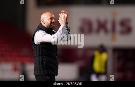 Il manager atletico di Charlton ben Garner applaude i tifosi dopo la prima partita della Sky Bet League a The Valley, Londra. Data immagine: Lunedì 17 ottobre 2022. Foto Stock