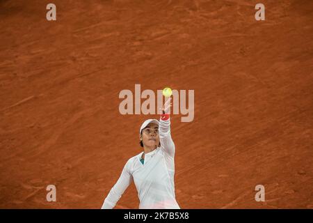 Aurelien Morissard / IP3; Caroline GARCIA (fra) serve durante la sua partita contro Elise Mertens (bel) nel campo di Philippe Chatrier al terzo round del torneo di tennis francese Open al Roland Garros di Parigi, 2nd ottobre 2020. Foto Stock