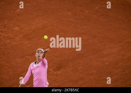 Aurelien Morissard / IP3; Elise MERTENS (bel) serve durante la sua partita contro Caroline GARCIA (fra) nel campo di Philippe Chatrier al terzo round del torneo di tennis francese Open al Roland Garros di Parigi, 2nd ottobre 2020. Foto Stock