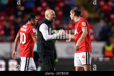 Il manager atletico di Charlton ben Garner e George Dobson dopo la partita della Sky Bet League One a The Valley, Londra. Data immagine: Lunedì 17 ottobre 2022. Foto Stock