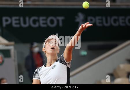 ©PHOTOPQR/LE PARISIEN/ARNAUD JOURNOIS ; PARIS ; 02/10/2020 ; TENNIS , ROLAND GARROS 2020 / INTERNATIONAUX DE FRANCE DE TENNIS 2020 / CAROLINE GARCIAVS ELISE MERTENS (FOTO) - ROLAND GARROS FRENCH OPEN 2020 OCT 2 2020 Foto Stock