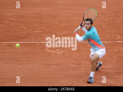 ©PHOTOPQR/LE PARISIEN/ARNAUD JOURNOIS ; PARIGI ; 02/10/2020 ; TENNIS , ROLAND GARROS 2020 / INTERNATIONAUX DE FRANCE DE TENNIS 2020 / HUGO GASTON (FOTO) VS STAN WAWRINKA Foto Stock