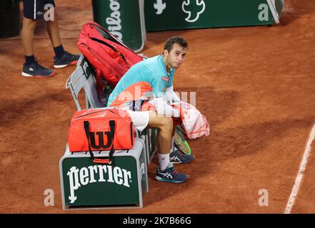 ©PHOTOPQR/LE PARISIEN/ARNAUD JOURNOIS ; PARIGI ; 02/10/2020 ; TENNIS , ROLAND GARROS 2020 / INTERNATIONAUX DE FRANCE DE TENNIS 2020 / HUGO GASTON (FOTO) VS STAN WAWRINKA Foto Stock