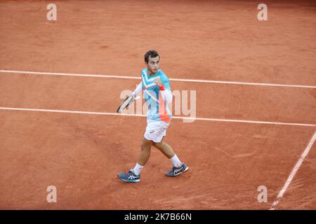 ©PHOTOPQR/LE PARISIEN/ARNAUD JOURNOIS ; PARIGI ; 02/10/2020 ; TENNIS , ROLAND GARROS 2020 / INTERNATIONAUX DE FRANCE DE TENNIS 2020 / HUGO GASTON (FOTO) VS STAN WAWRINKA Foto Stock