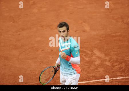 ©PHOTOPQR/LE PARISIEN/ARNAUD JOURNOIS ; PARIGI ; 02/10/2020 ; TENNIS , ROLAND GARROS 2020 / INTERNATIONAUX DE FRANCE DE TENNIS 2020 / HUGO GASTON (FOTO) VS STAN WAWRINKA Foto Stock