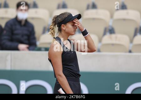 ©Sebastien Muylaert/MAXPPP - Clara Burel di Francia reagisce durante il suo terzo turno di Women's Singles contro Shuai Zhang di Cina il settimo giorno del 2020 French Open al Roland Garros di Parigi, Francia. 03.10.2020 Foto Stock