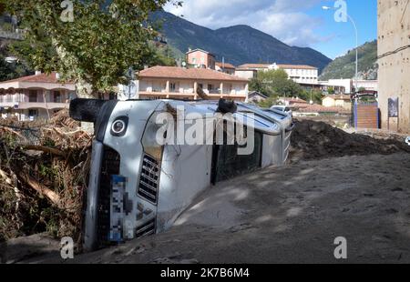 VaLC/Maxppp - Un generale del fiume alluvione a causa di forti piogge dalla tempesta 'Alex' a Breil sur Roya, Francia, 03 ottobre 2020. Piogge intense e tempo bagnato sono attesi come Storm Alex colpisce la Francia meridionale. Foto Stock