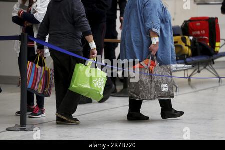 ©PHOTOPQR/NICE MATIN/Dylan Meiffret ; Nice ; 04/10/2020 ; NICE, le 04/10/2020, Tempête Alex : Les sinistrés sont rapatriés à Nizza. Arrivée au Terminal 1 de l'aeroport de Nice. - Francia meridionale Alex Storm Aeroporto di Nizza le vittime sono rimpatriate a Nizza il 3 2020 ottobre Foto Stock